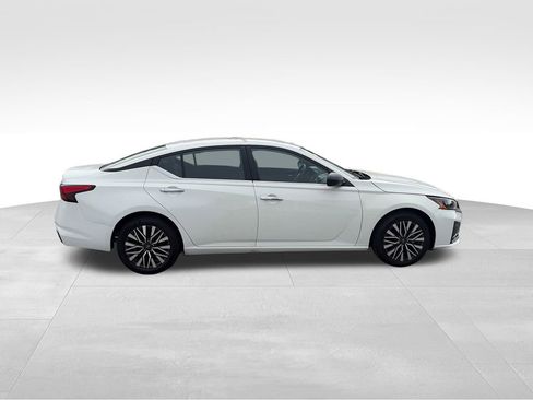 Used 2025 Nissan Altima 2.5 SV FWD image 7