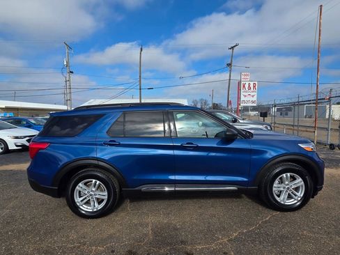 Used 2021 Ford Explorer XLT RWD image 2