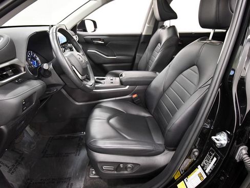 Used 2023 Toyota Highlander XLE AWD/4WD image 14
