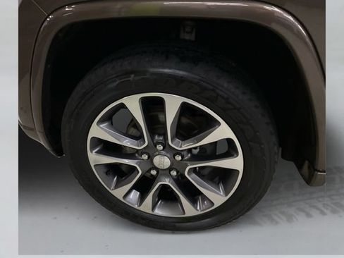 Used 2017 Jeep Grand Cherokee Overland w/ Jeep Active Safety Group AWD/4WD image 18