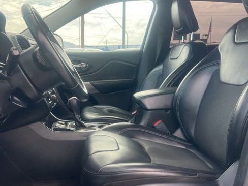 Used 2019 Jeep Cherokee Latitude Plus FWD image 21