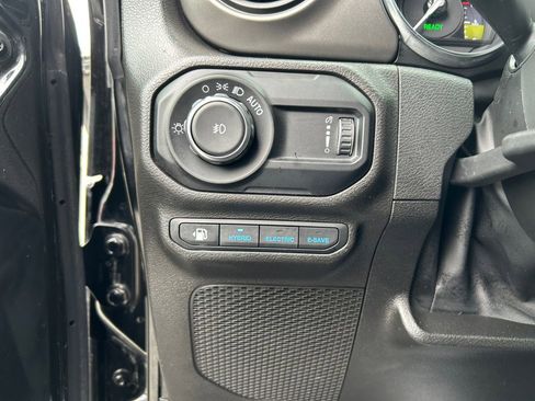 Used 2023 Jeep Wrangler Unlimited w/ Sun & Screen Package image 37