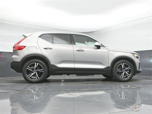 Used 2023 Volvo XC40 B5 Plus image 41