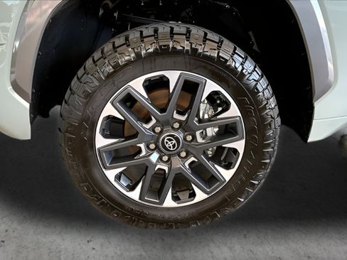 Used 2025 Toyota Tundra Limited AWD/4WD image 28
