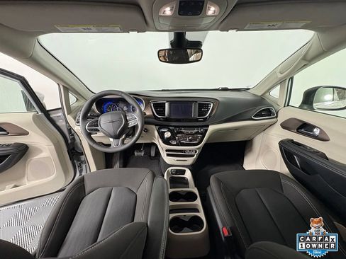 Used 2023 Chrysler Voyager LX FWD image 4