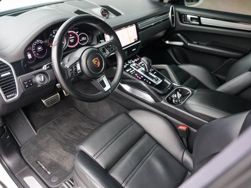 Used 2020 Porsche Cayenne Turbo w/ Assistance Package image 10