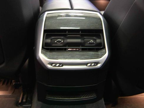 Used 2023 BMW i7 xDrive60 AWD/4WD image 10