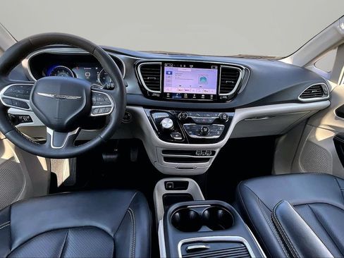 Used 2024 Chrysler Pacifica Touring-L FWD image 13