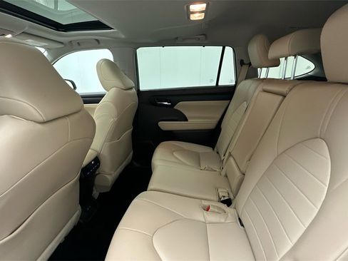 Used 2022 Toyota Highlander XLE image 10