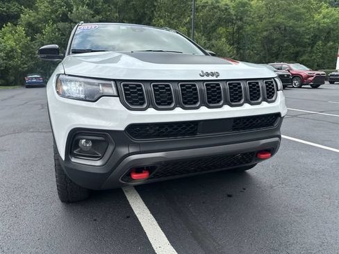 Used 2025 Jeep Compass Trailhawk w/ Trailer Tow Group AWD/4WD image 11