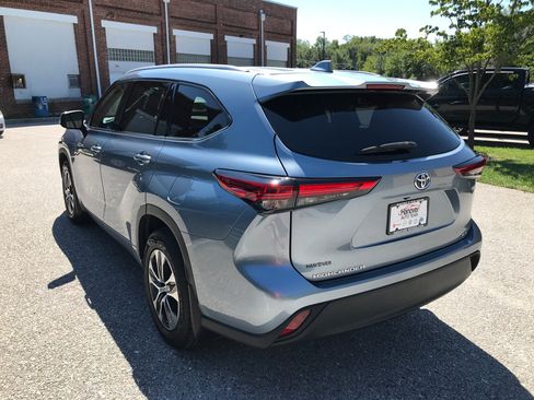 Certified 2022 Toyota Highlander XLE AWD/4WD image 6