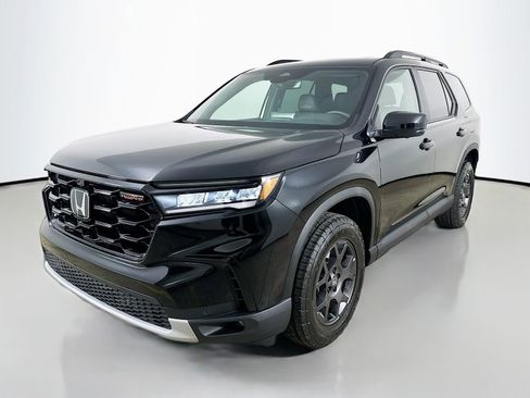 Used 2024 Honda Pilot TrailSport image 1