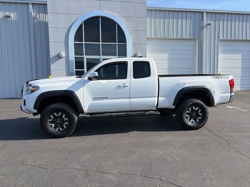 Used 2017 Toyota Tacoma TRD Off-Road w/ Tow Package image 4