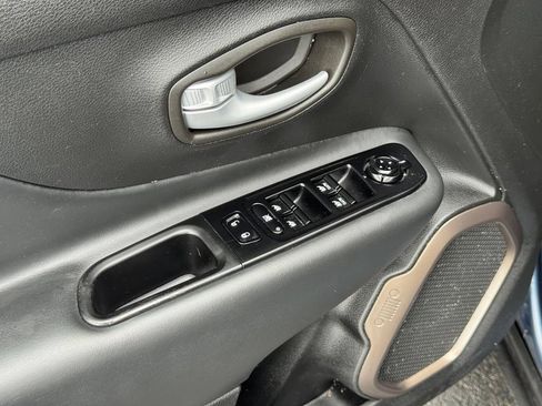 Used 2023 Jeep Renegade Latitude AWD/4WD image 8