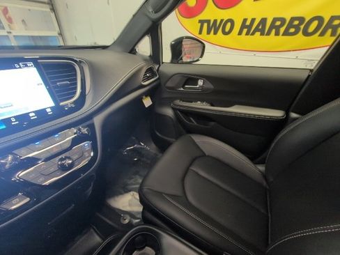New 2026 Chrysler Pacifica Select image 24