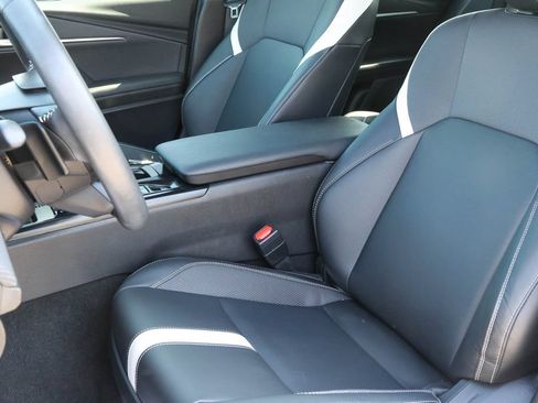 Used 2025 Toyota Camry SE w/ Convenience Package FWD image 5