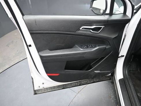 Used 2025 Kia Sportage LX FWD image 14
