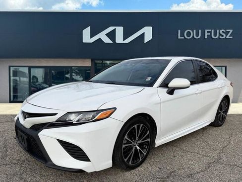 Used 2020 Toyota Camry SE image 1