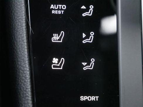 Used 2025 Porsche Macan image 19