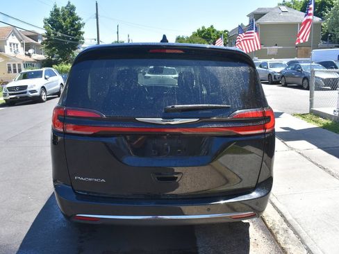Used 2024 Chrysler Pacifica Touring-L FWD image 7