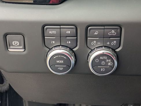 Used 2024 GMC Sierra 1500 AT4 w/ Technology Package AWD/4WD image 17