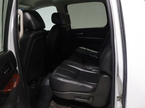 Used 2011 GMC Yukon XL SLT w/ SLT-2 Equipment Package AWD/4WD image 17