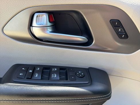 Used 2023 Chrysler Pacifica Touring-L FWD image 12