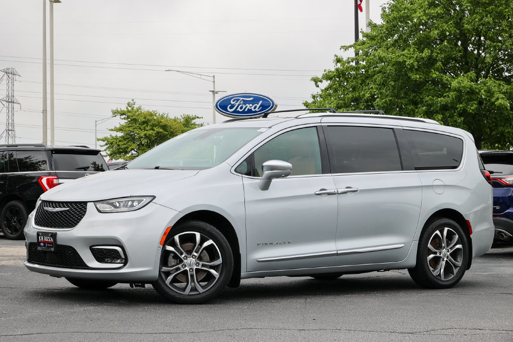 Used 2022 Chrysler Pacifica Pinnacle AWD/4WD image 2