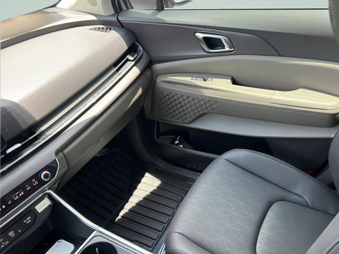 New 2026 Kia Carnival EX FWD image 17