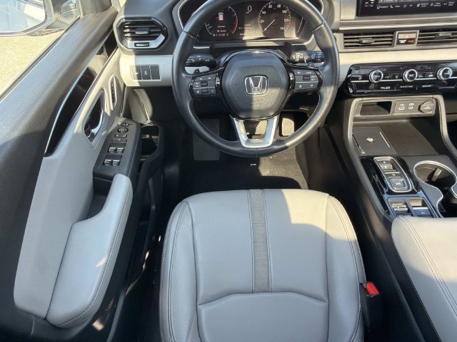 Used 2025 Honda Pilot Touring image 13