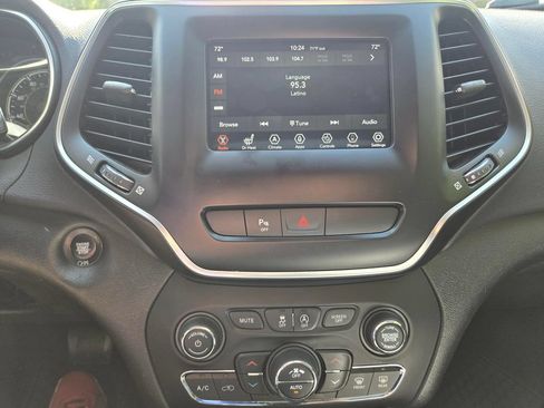 Used 2019 Jeep Cherokee Latitude Plus AWD/4WD image 12
