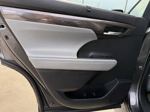 Used 2023 Toyota Highlander Limited image 30