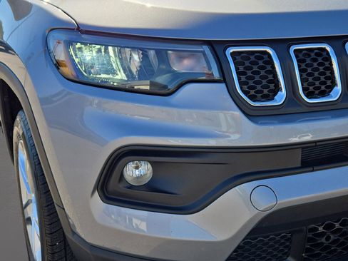 Used 2023 Jeep Compass Latitude w/ Convenience Group image 3