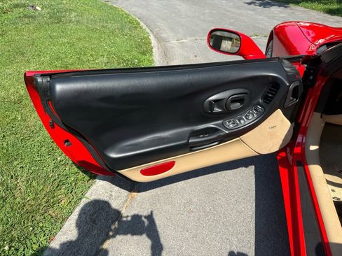 Used 2000 Chevrolet Corvette 5.7L V8 w/ Performance Handling Pkg image 18