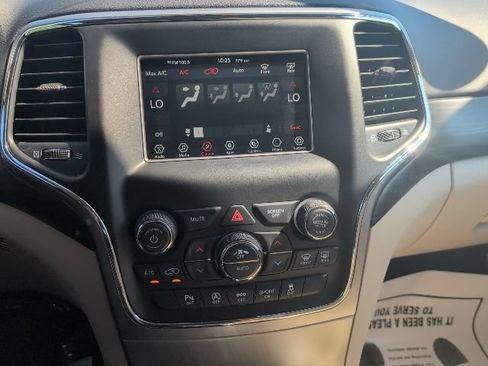 Used 2021 Jeep Grand Cherokee Laredo AWD/4WD image 17