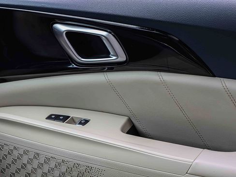 Certified 2025 Kia Carnival SX Prestige FWD image 17