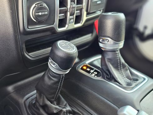 Used 2025 Jeep Wrangler Unlimited Sahara AWD/4WD image 17