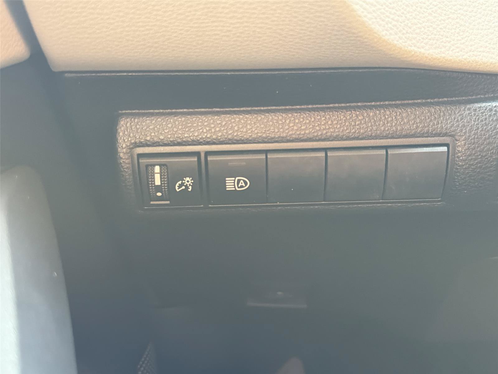 Used 2020 Toyota Corolla LE FWD image 13