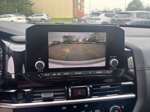 Used 2025 Nissan Pathfinder SV FWD image 23
