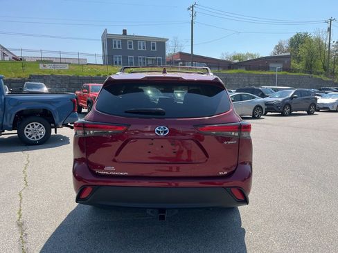 Used 2022 Toyota Highlander XLE AWD/4WD image 4