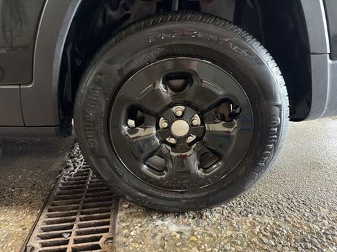 Used 2014 Jeep Cherokee Sport image 10