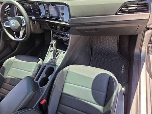 Certified 2024 Volkswagen Jetta SE w/ Panoramic Sunroof Package FWD image 18