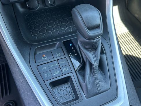 Used 2022 Toyota RAV4 XLE AWD/4WD image 18