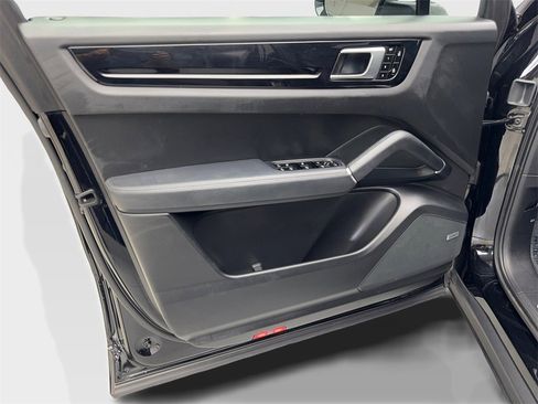 Used 2021 Porsche Cayenne Coupe image 30