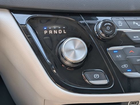 Used 2023 Chrysler Pacifica Touring-L FWD image 25