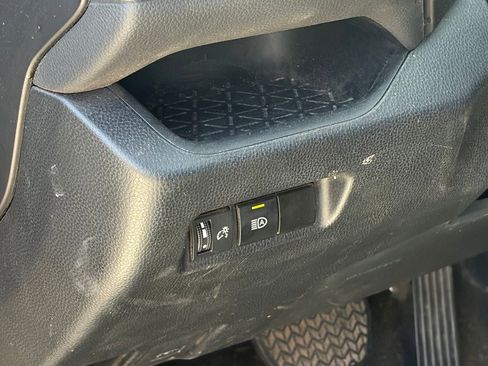 Used 2022 Toyota RAV4 LE AWD/4WD image 6