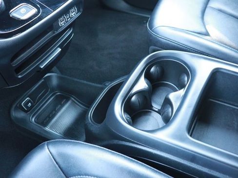 Used 2025 Chrysler Pacifica Select image 18