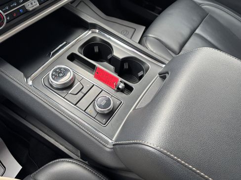 Used 2023 Ford Expedition XLT image 15