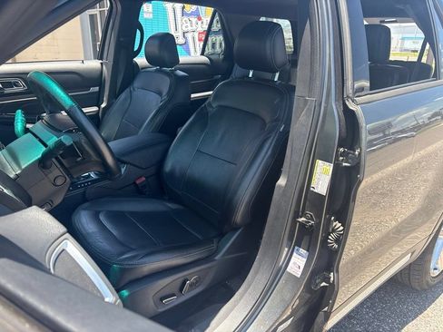 Used 2017 Ford Explorer Limited w/ Equipment Group 301A FWD image 9