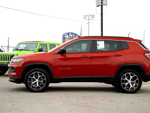 Used 2024 Jeep Compass Latitude image 8